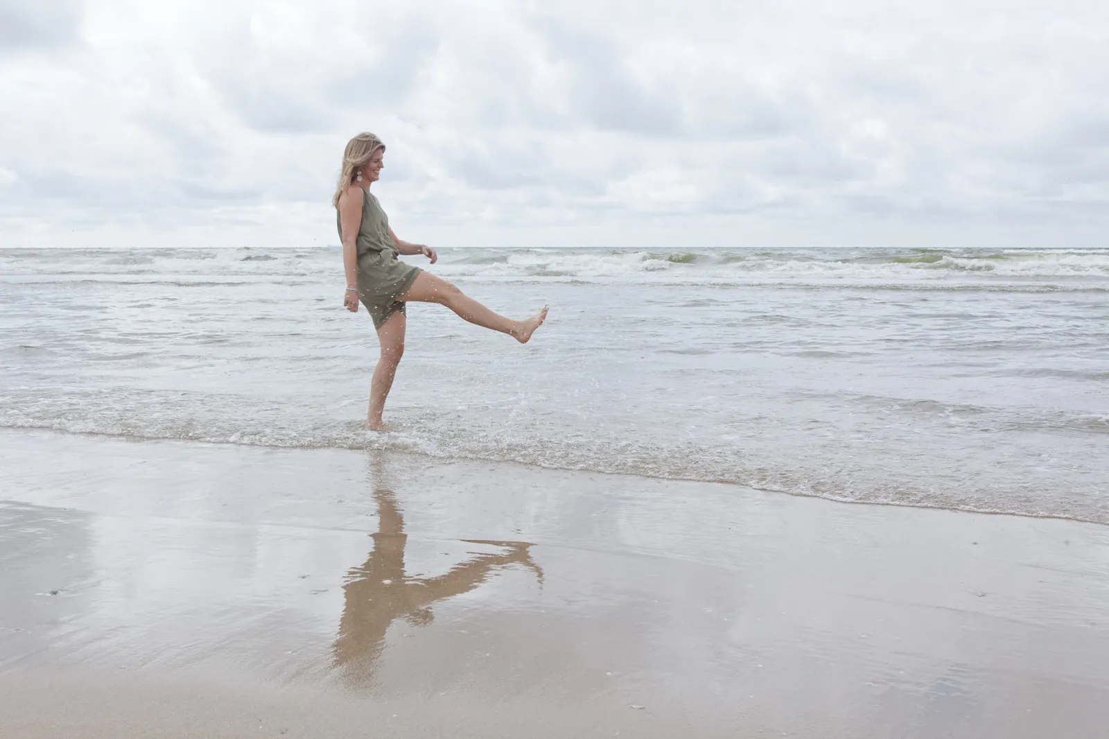 Suzanne speelt in de branding
